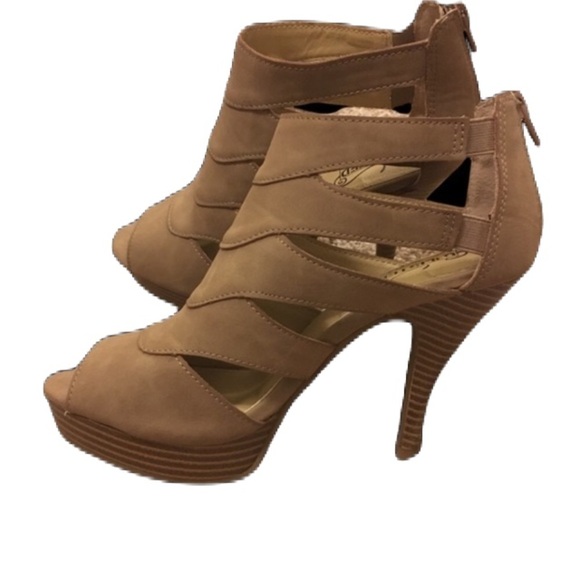Kenneth Cole Tan High Heel Pumps - Picture 1 of 9